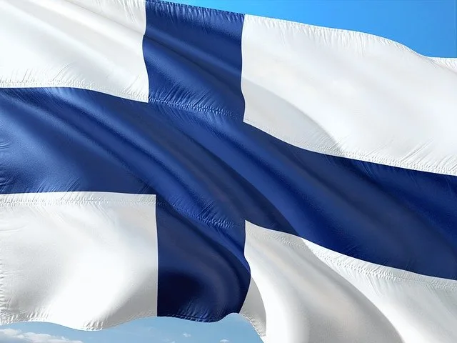 Siniristilippu on ylhäällä, kun liputus itsenäisyyspäivänä tapahtuu.