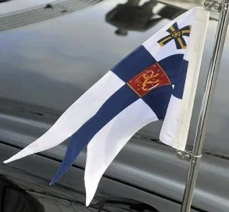 Presidentin lippu autossa.