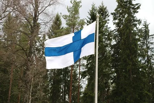 Suomen lippu on puhtaan kaunis väreiltään.